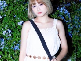 高颜值短发网美依婷 竟下海拍露脸全裸照 并让摄影师潜规则 卖力口表情享受