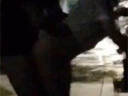 大车司机夜晚路边招嫖 卡车后站立后入 路人全程偷拍淡定收场 场面相当刺激！